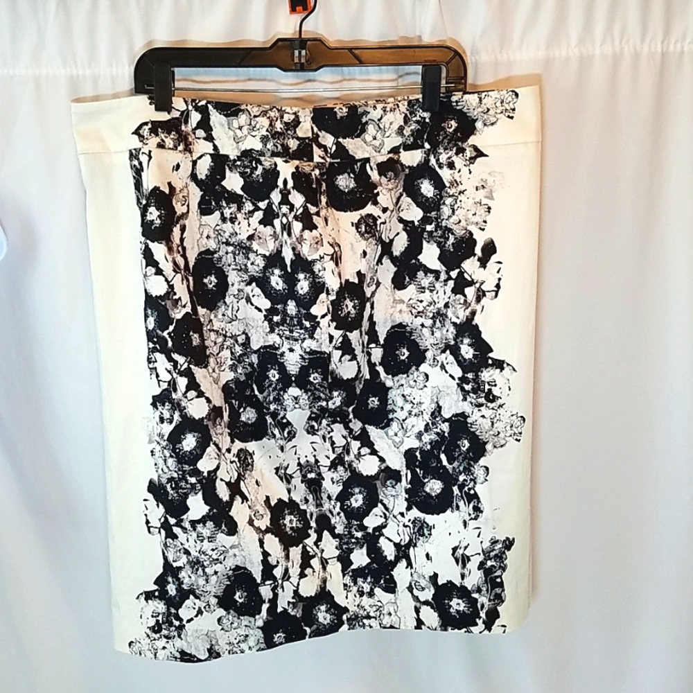 Lane Bryant Women's Plus Size Pencil Skirt Black and White Floral Size 20 - Picture 1 of 4